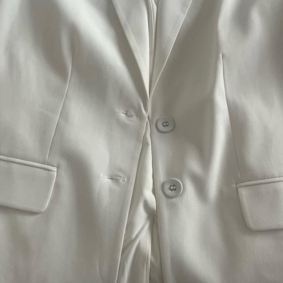 Danielle Bernstein white blazer - Picture 9 of 10